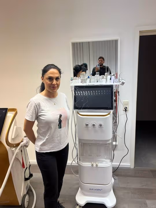 Narine A. — Pour Être Beauty · Germany